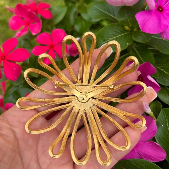 Vintage Large Unsigned Coro Brushed Gold-Tone Flower Daisy Open Work Brooch - Picture 6 of 17